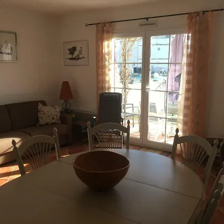 Marina Dans Résidence Avec Piscine